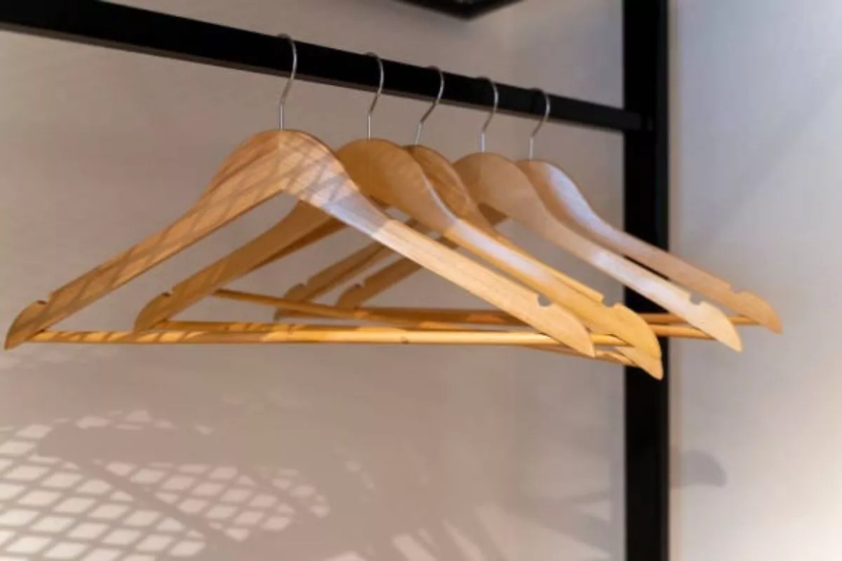 Hanger Kayu vs Plastik vs Kawat: Mana yang Paling Aman untuk Baju?