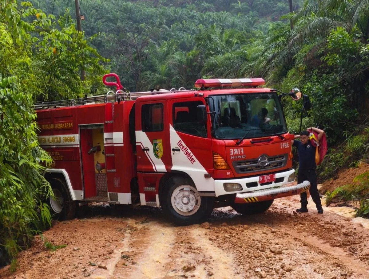 Damkar Berjibaku Padamkan Kebakaran di Pangkalan Indarung Saat Idul Fitri