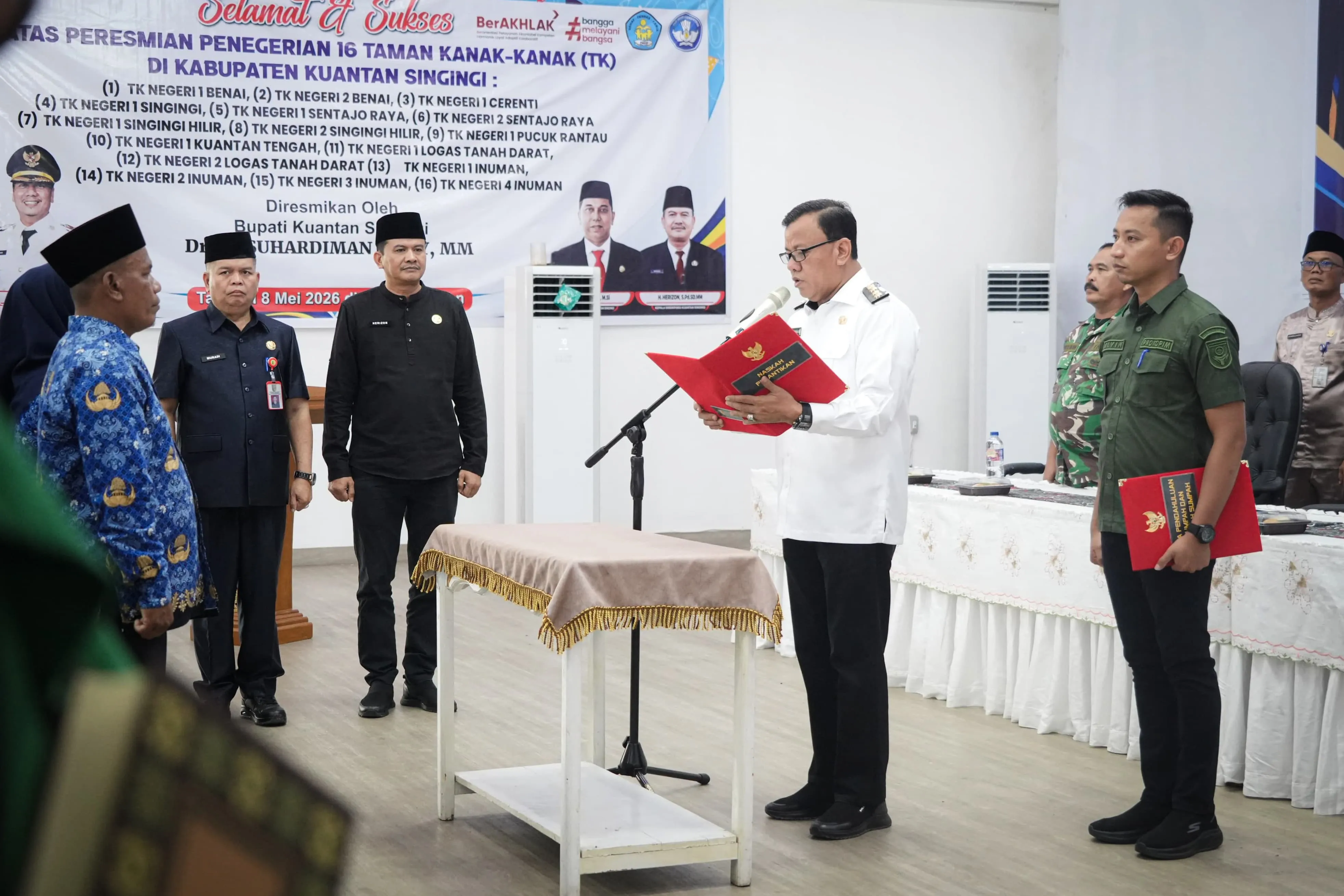 Bupati Kuansing Lantik 37 Pejabat Pendidikan dan Fungsional