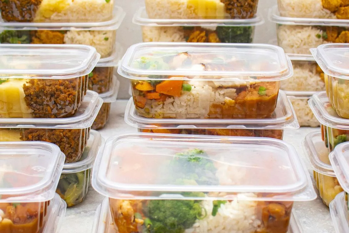Panduan Meal Prep Minggu Malam untuk Stok Bekal Kerja Hemat
