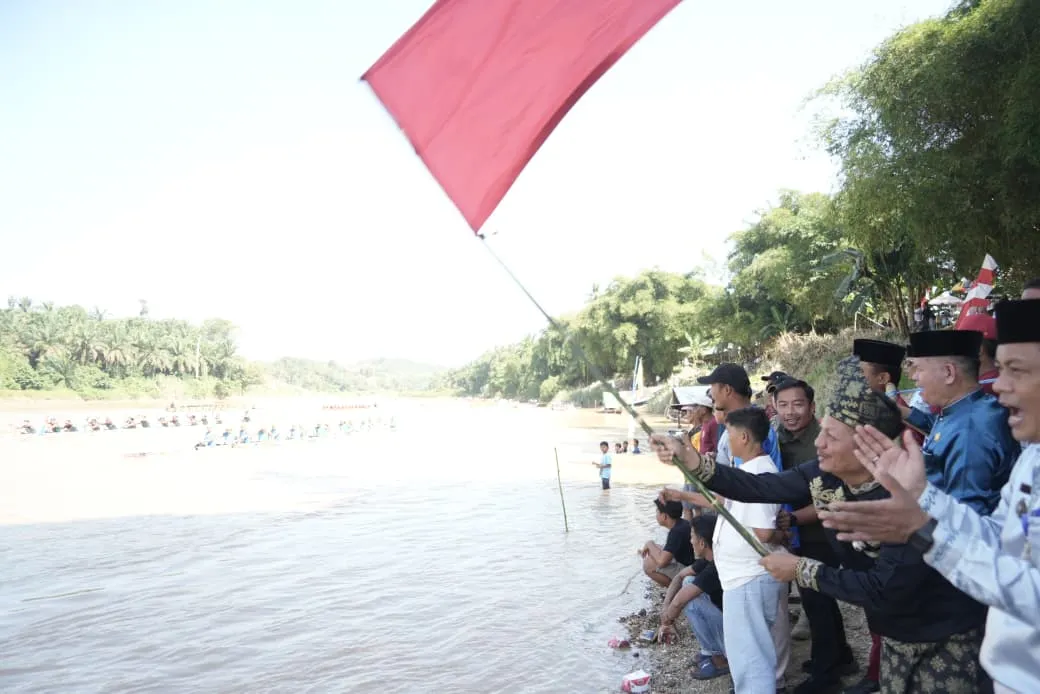 Ribuan Warga Tumpah Ruah! Muklisin Lepas Hilir Perdana Pacu Jalur Mini, Tepian Ronge Biru Bergemuruh