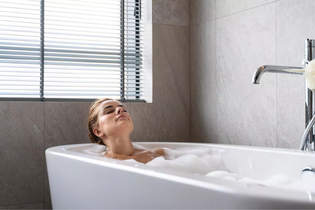 Bikin Kulit Keriput? Ini Tips Berendam Air Hangat yang Benar & Aman!