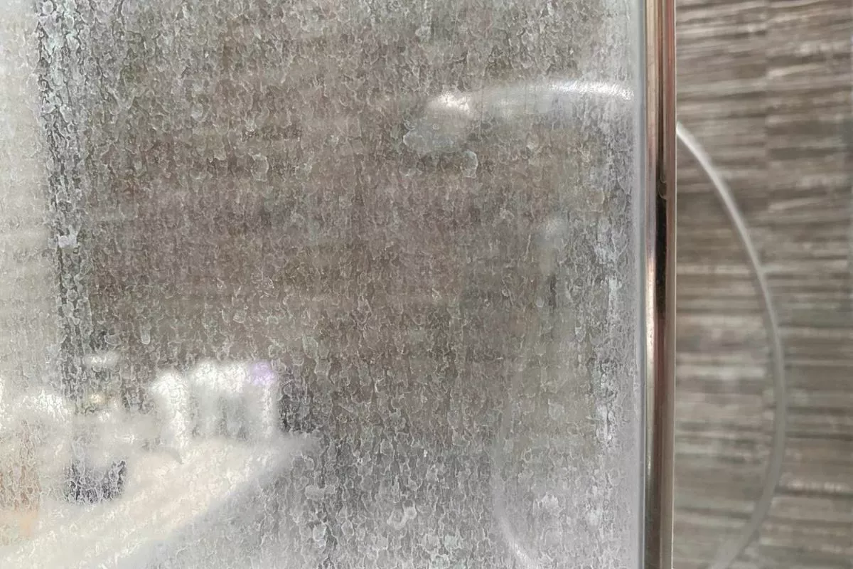 Cara Menghilangkan Kerak Membandel di Kaca Shower Pakai Jeruk Nipis