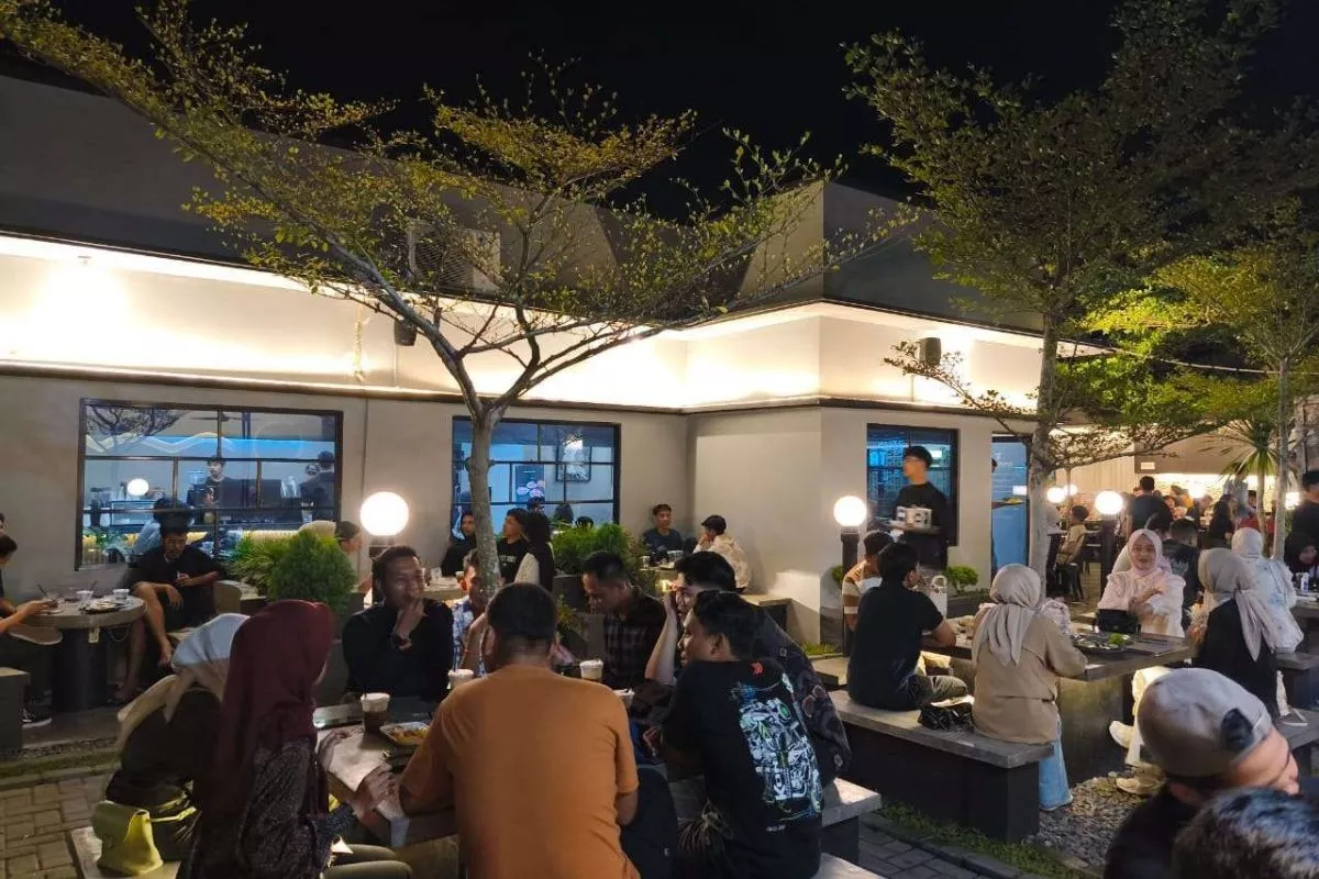 Gaya Hidup Urban Anak Muda: Sisi Lain Tren Nongkrong di Coffee Shop 