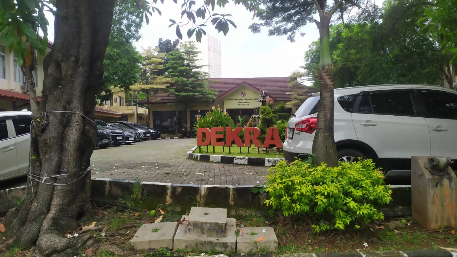 Wow Area Gedung Dekranasda Pemkot Depok di Jadikan Parkir Liar