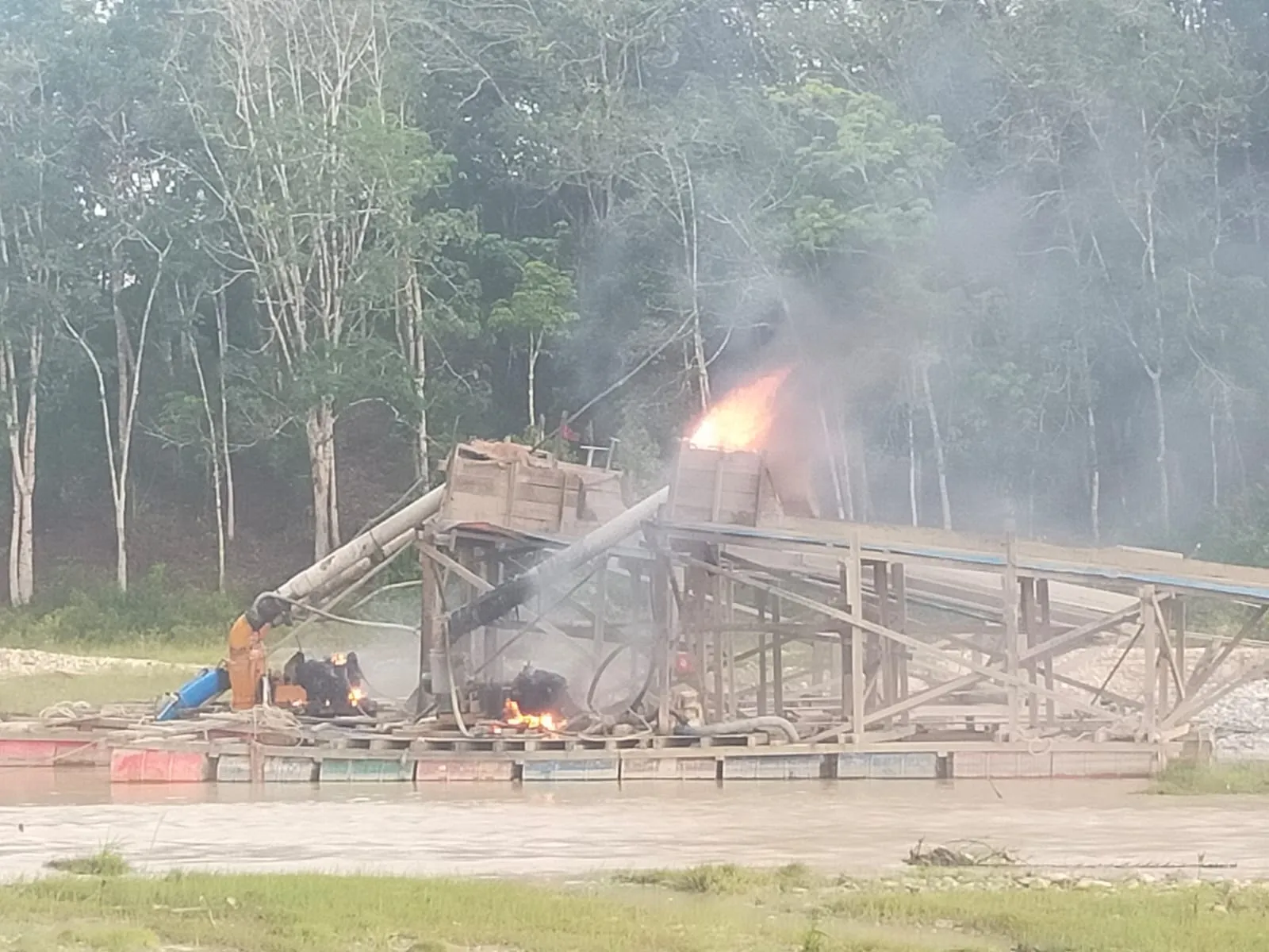 Polsek Kuantan Tengah Tertibkan PETI di Tiga Lokasi, Enam Rakit Dimusnahkan
