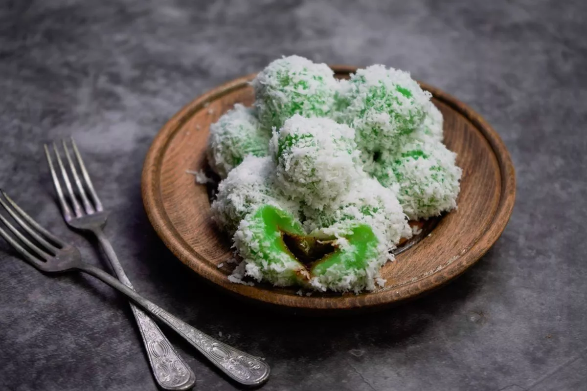 Tips Menyimpan Klepon Matang di Kulkas Tanpa Takut Kulitnya Jadi Keras