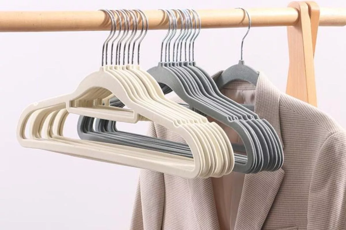 Mengenal Hanger Kain Berlapis: Solusi Anti-Slip untuk Baju Berbahan Licin