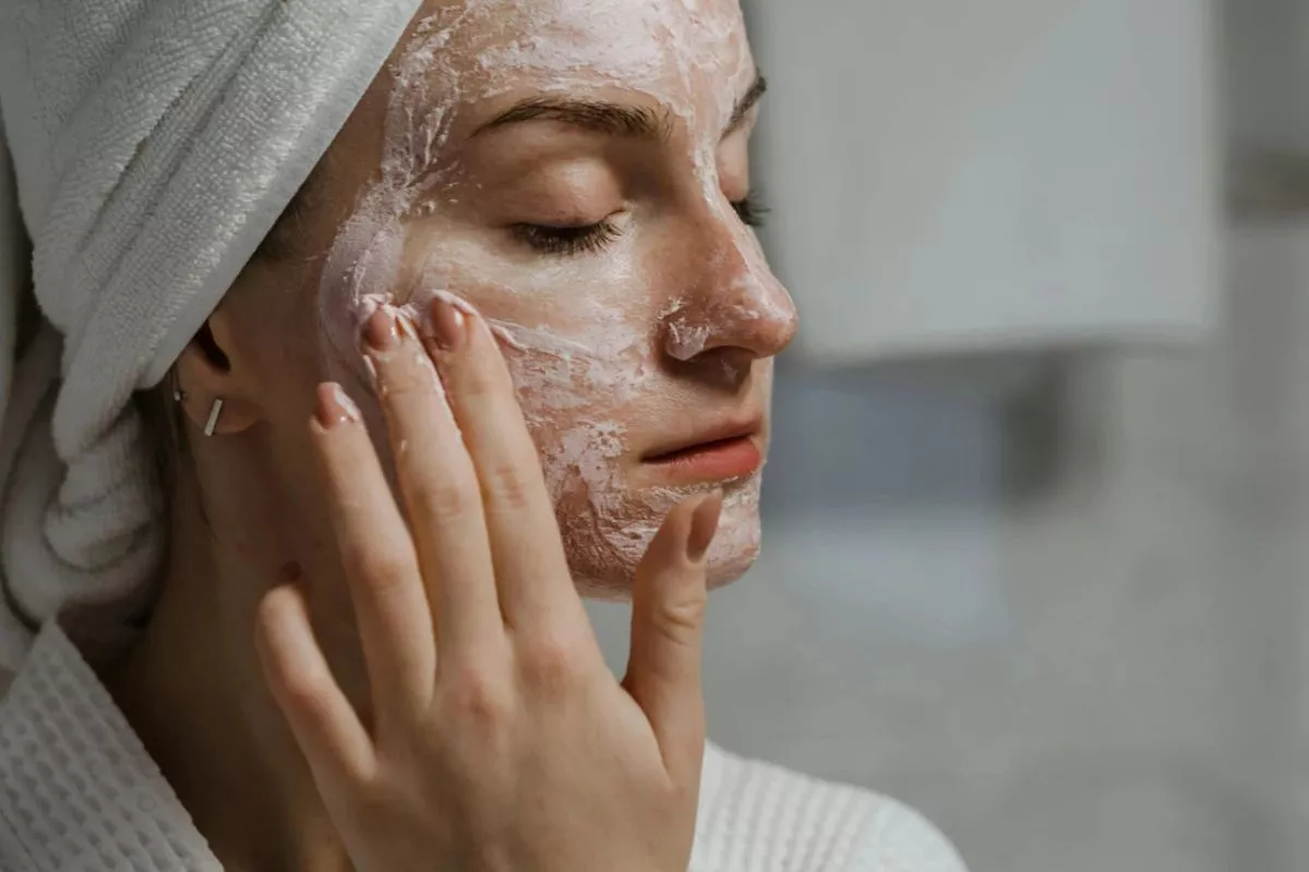 Kulit Glowing Tanpa Perih! Ini Langkah Eksfoliasi Wajah untuk Pemula