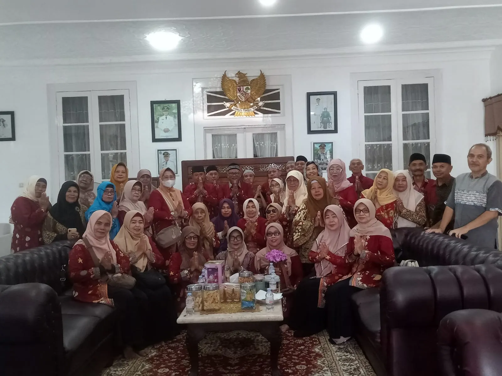 Hangatnya Silaturahmi di Kediaman Wakil Wali Kota Pasuruan: Neng Fitri Sambut Lansia dengan Doa dan Kebahagiaan