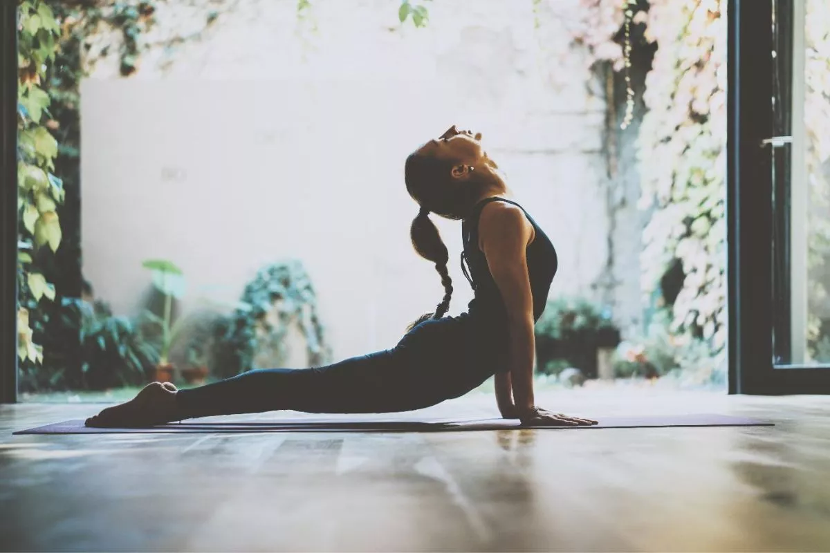 Tubuh Kaku Bak Kayu? Ini Manfaat Gerakan Yoga untuk Kelenturan!