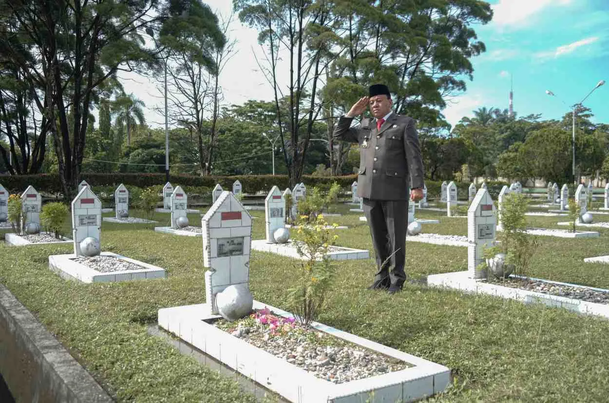 Bupati Suhardiman Ziarahi Makam Pejuang Kemerdekaan Datuk Bandaro Kuning di Pekanbaru