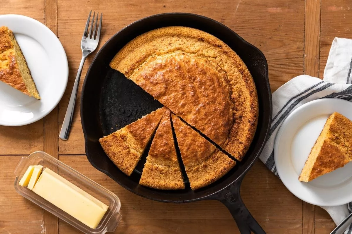 Cara Memanggang Cornbread Pakai Cast Iron Skillet agar Lebih Renyah