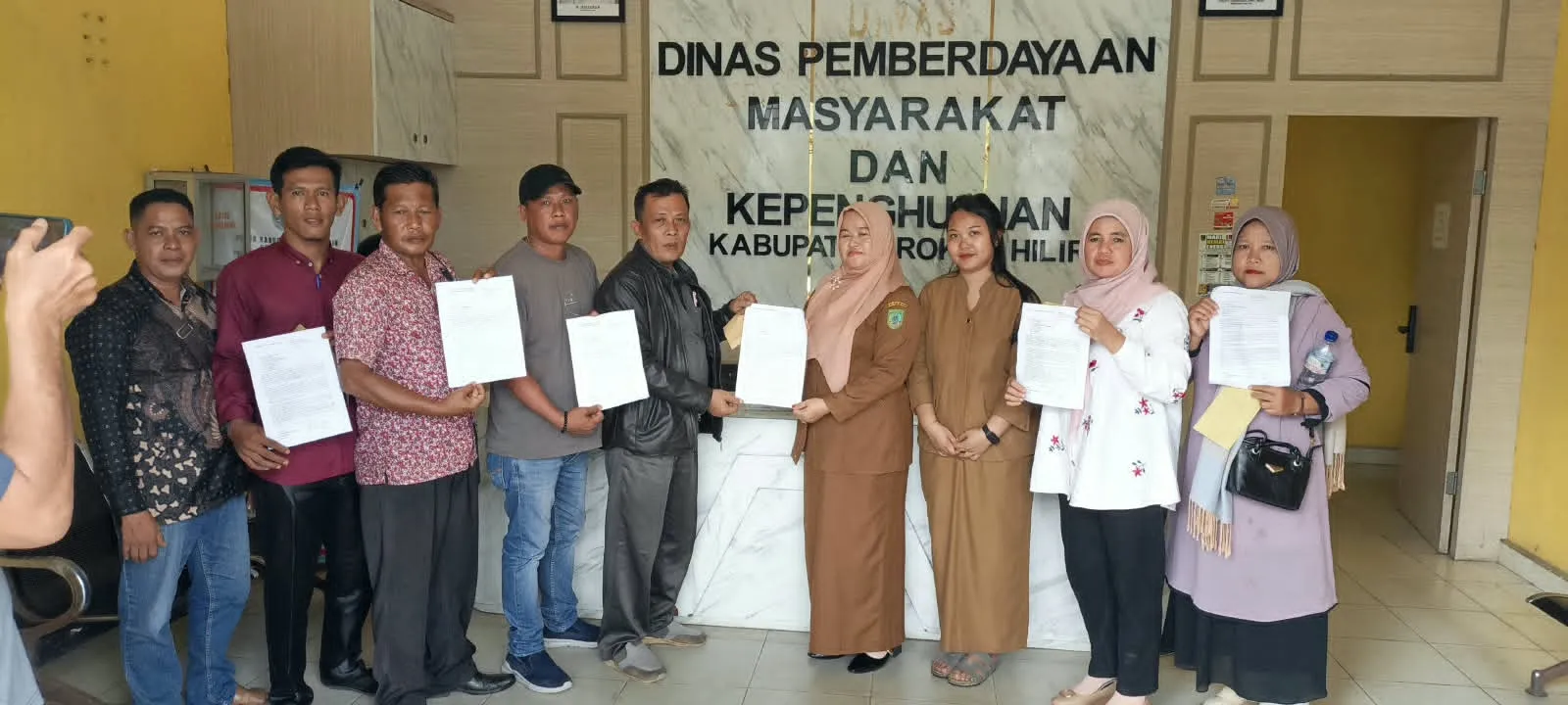 Tolak Penundaan Pilpeng Serentak Tahap I 2026, Enam Desa Serahkan Surat Penolakan Resmi ke Dinas PMK Rokan Hilir