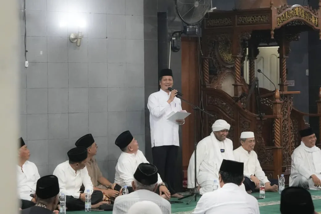 Maulid Nabi di Masjid Raya Teluk Kuantan, Plt Bupati Serahkan Bantuan untuk Warga Sakit