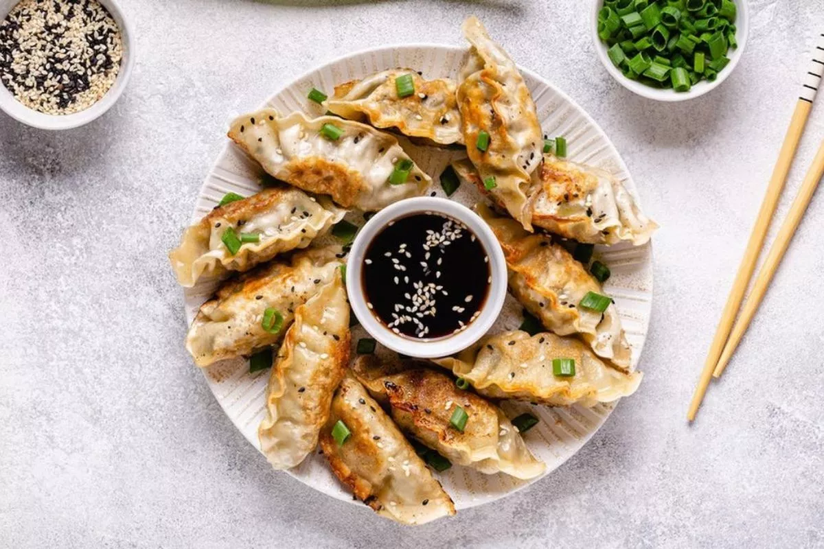 Ini 5 Teknik Lipatan Gyoza untuk Pemula Anti Copot Saat Digoreng!
