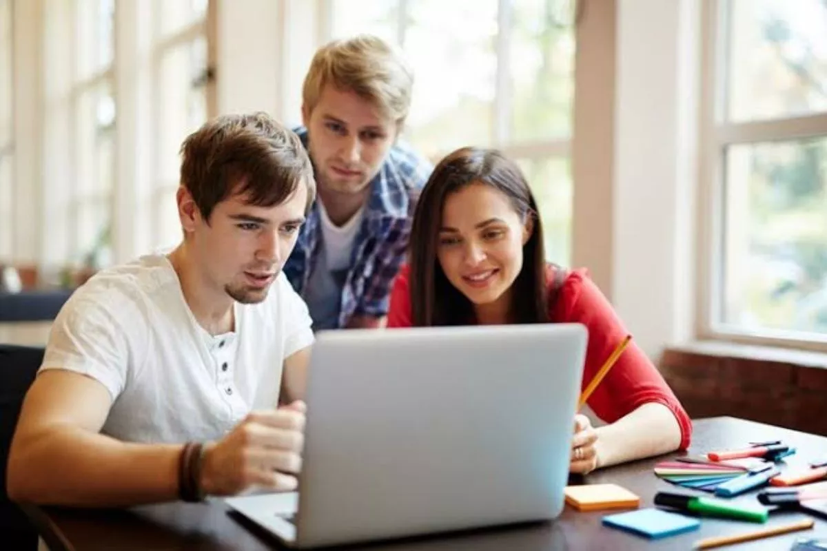 Mengapa Bisnis Digital Jadi Jurusan Favorit Anak Muda Saat Ini?