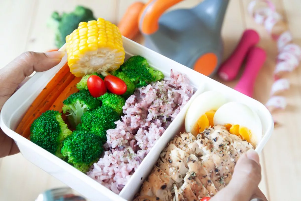 Menyiapkan Bekal Makan Siang Kantor Jadi Lebih Hemat Praktis