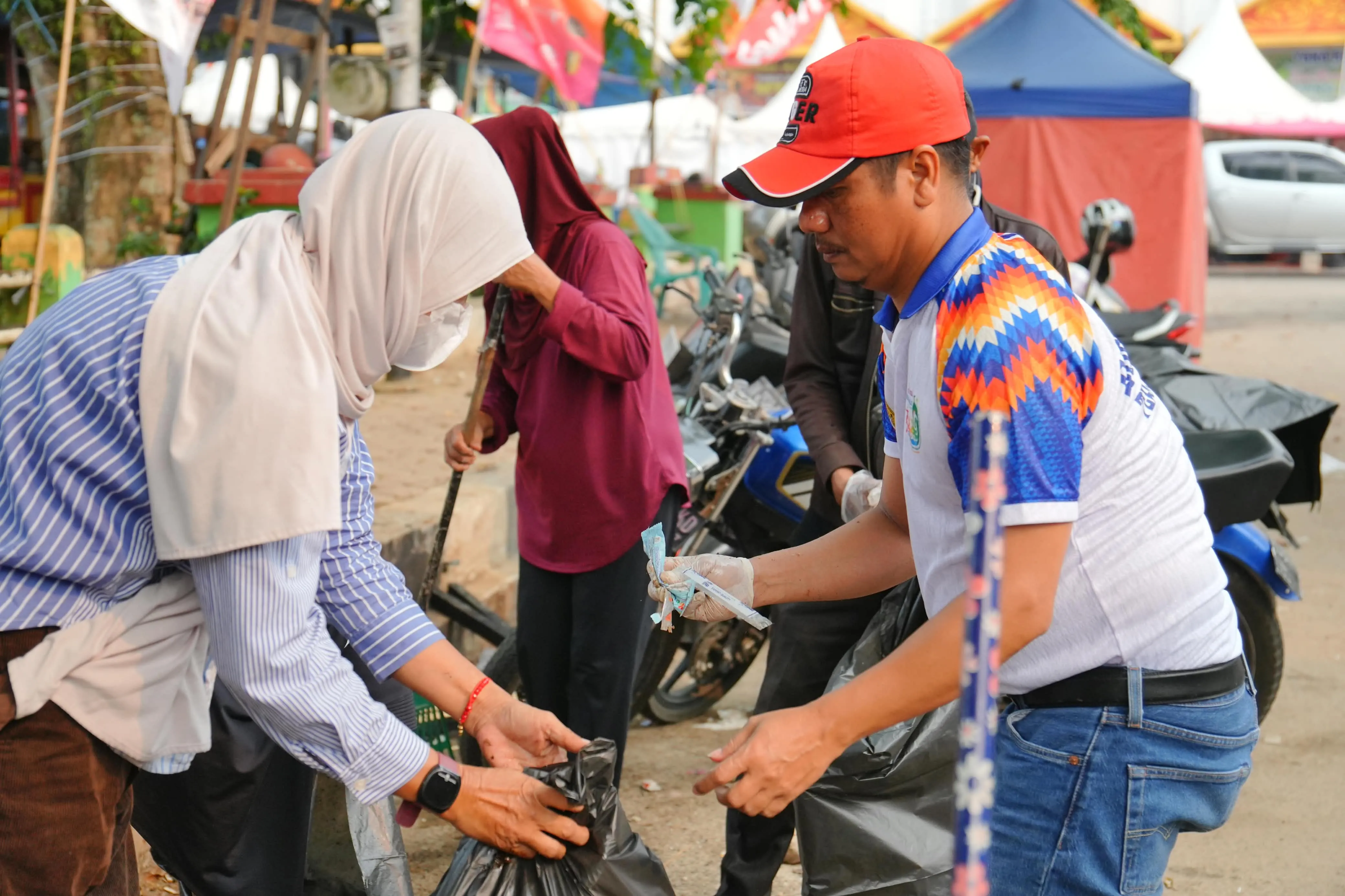 Gotong Royong Massal Pasca Pacu Jalur, Pemkab Kuansing Bersihkan Tepian Narosa dan Taman Jalur