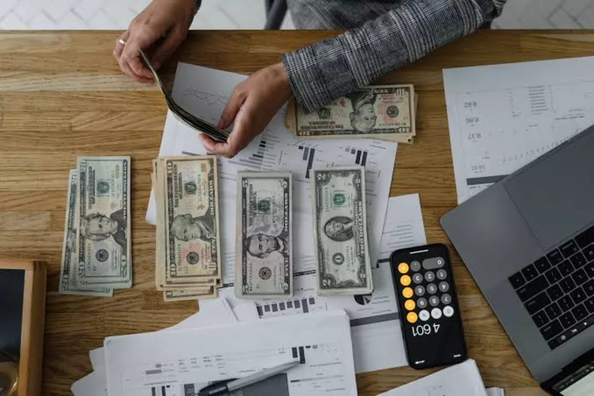 Manajemen Uang Saku Saat Berlibur Cash vs Kartu Kredit Hemat