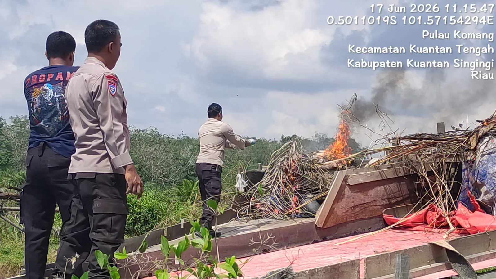 Polsek Kuantan Tengah Tertibkan Aktivitas PETI di Pulau Komang Sentajo, Empat Rakit Dimusnahkan