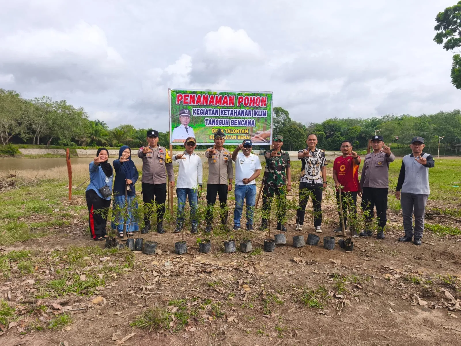 Polsek Benai Tanam 30 Bibit Pohon Ketapang di Rawang Udang, Dukung Program Kelestarian Alam Kapolda Riau