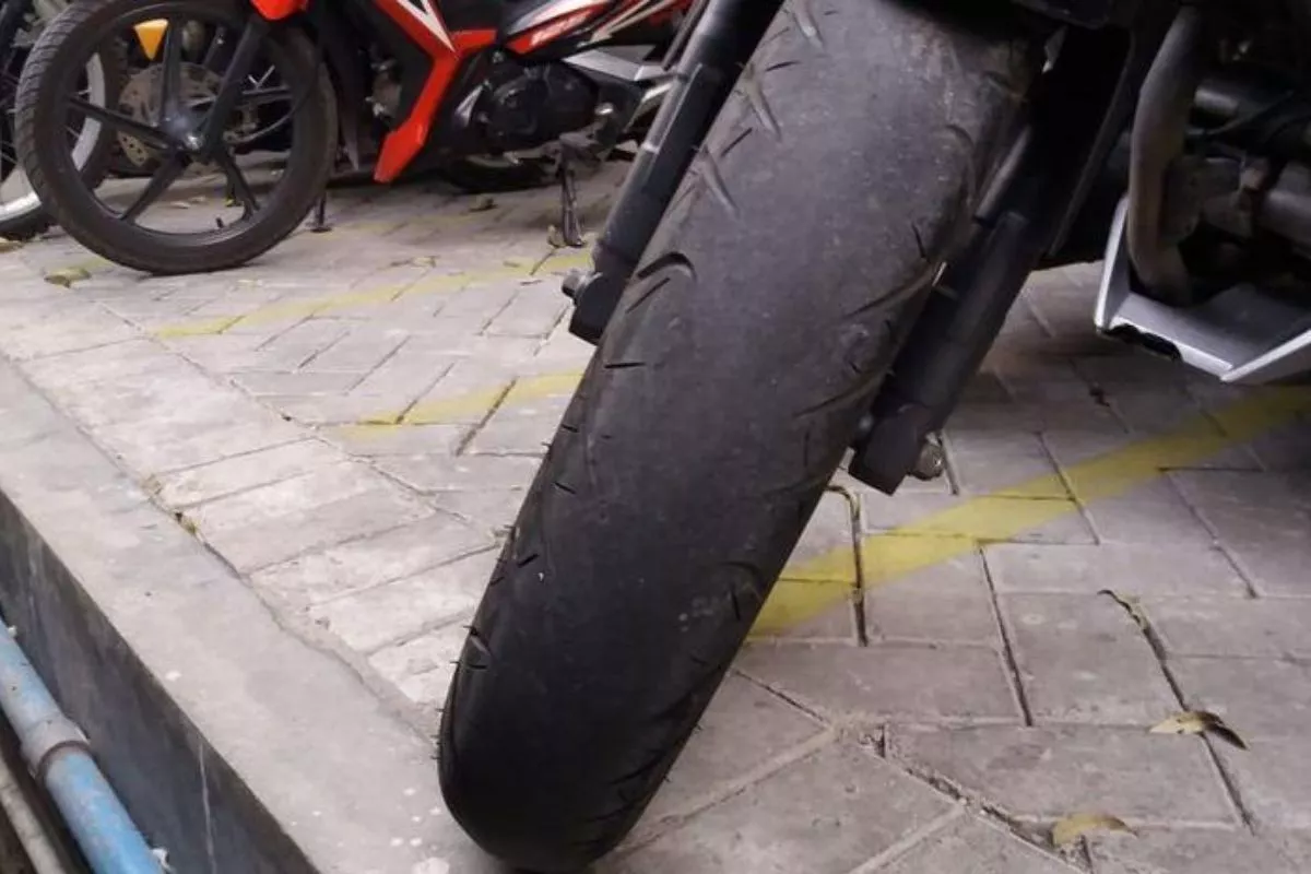 Waspada! Ini Bahaya Tetap Menggunakan Ban Motor Gundul Saat Musim Hujan