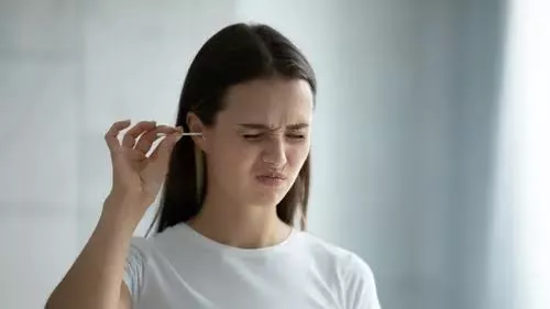 5 Kebiasaan yang Bisa Merusak Kesehatan Telinga Anda