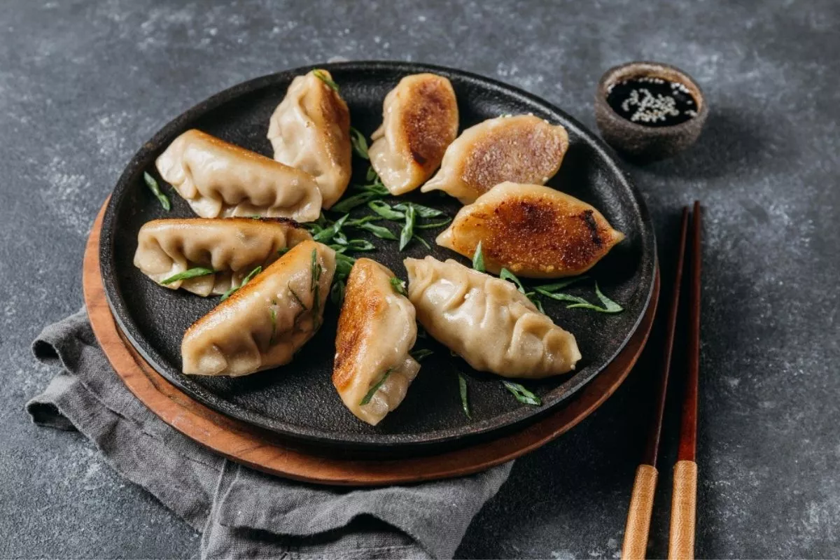 Teknik Praktis Menggoreng Mengukus Pan Frying Gyoza Renyah Lembut 
