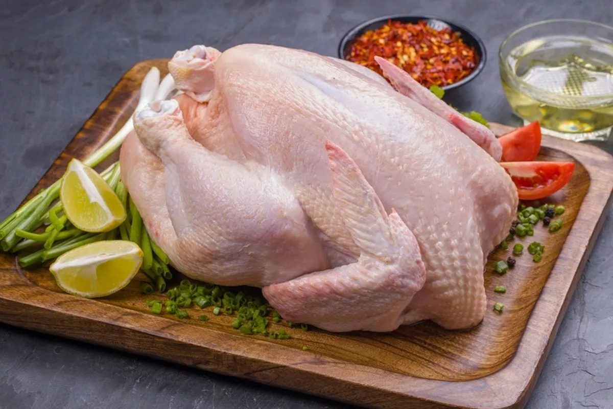 Hindari! 5 Kesalahan Mengolah Ayam Bikin Daging Alot dan Bau Amis