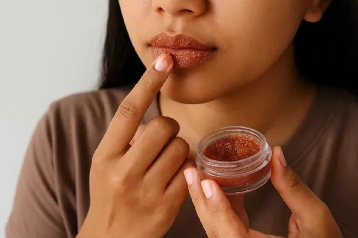 Bibir Hitam Jadi Merona! Cara Eksfoliasi Bibir Alami Ini Ampuh?