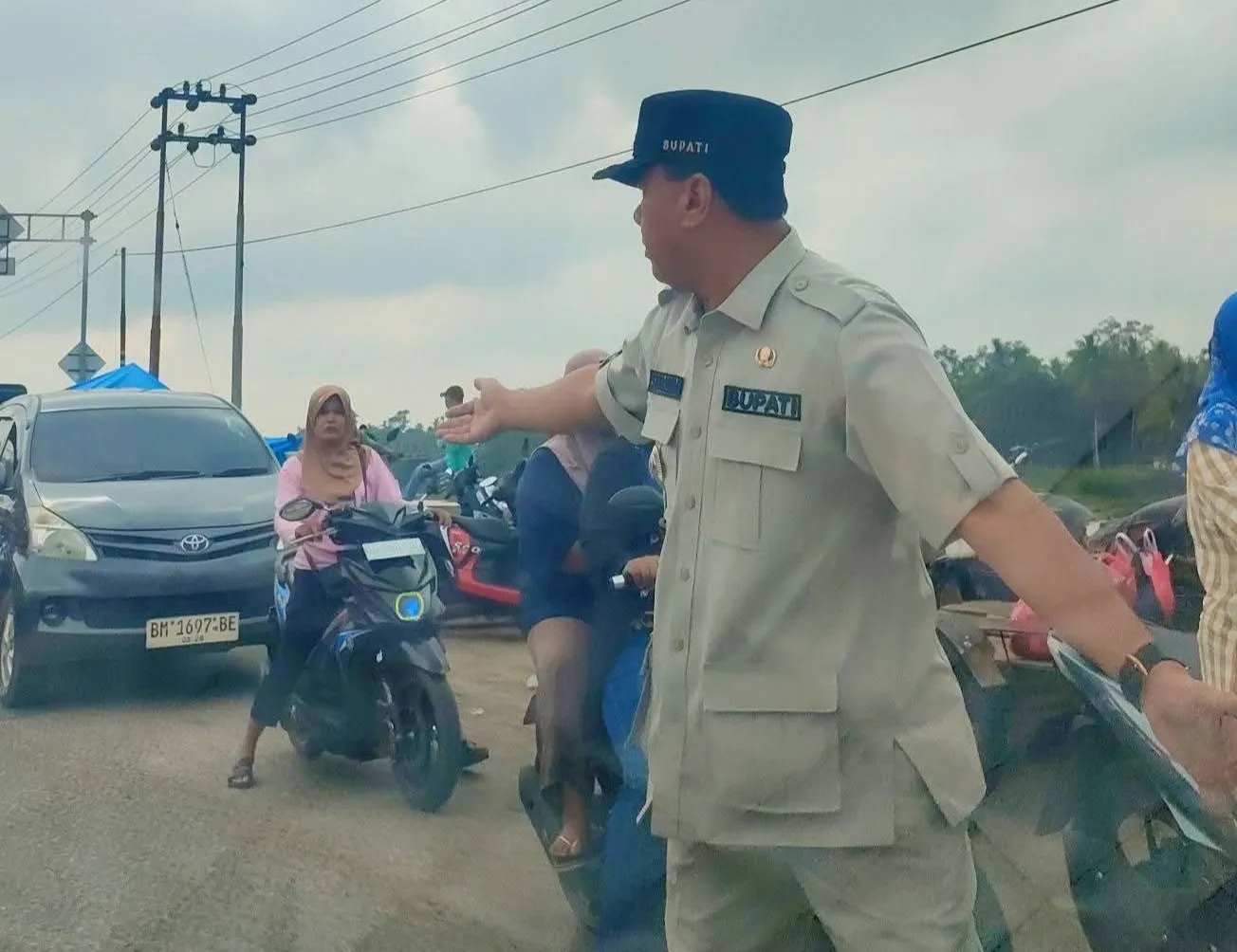 Bupati Suhardiman Turun Langsung Urai Kemacetan di Pasar Benai, Warga Apresiasi