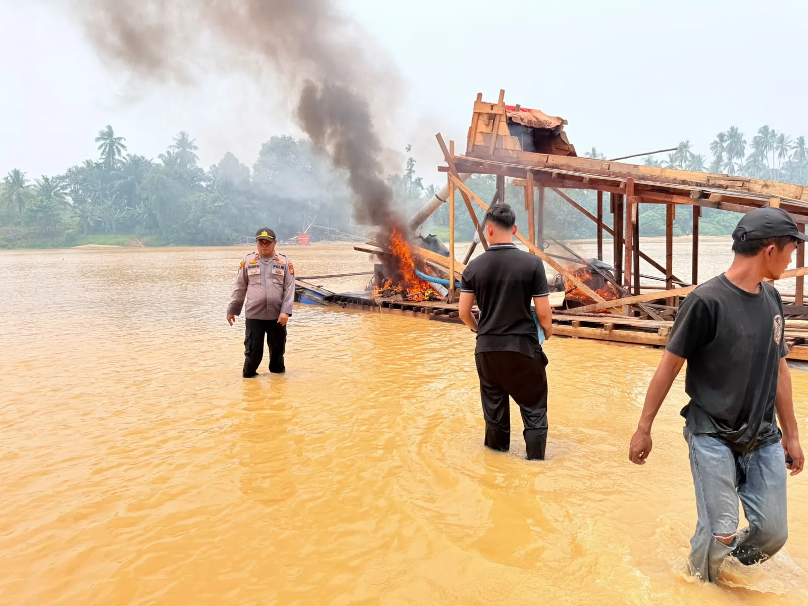 Polsek Cerenti Tertibkan Empat Rakit PETI di Sungai Kuantan