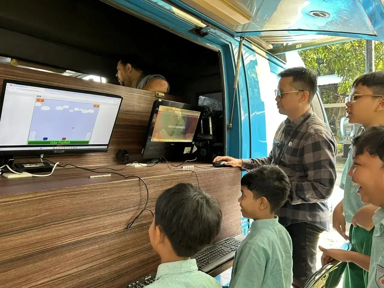 Mobile Community Access Point Diskominfo Kota Depok Kenalkan Internet Sehat kepada Pelajar di Halaman Balai Kota