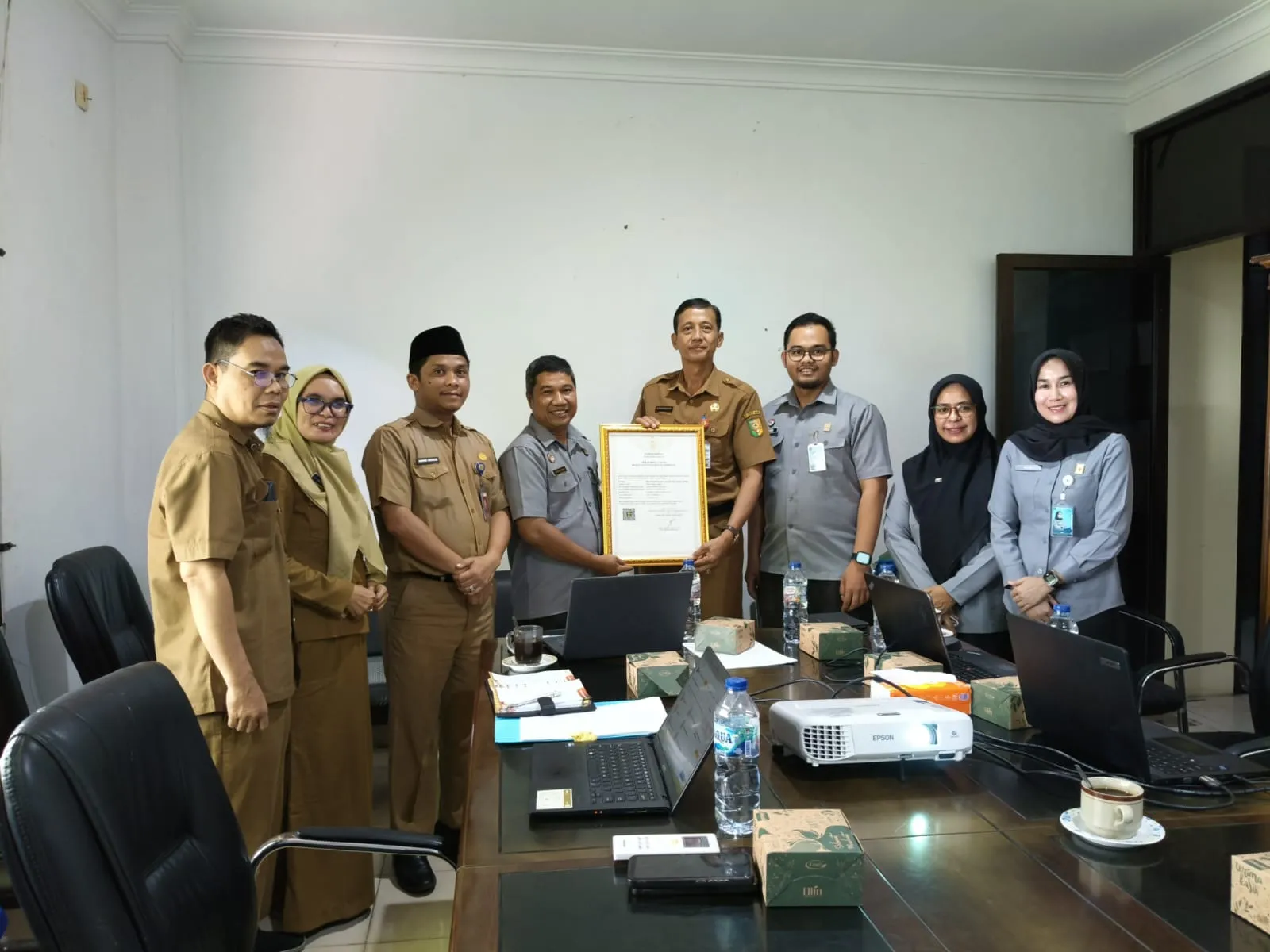 Kuansing Terima Sertifikat KIK Perahu Beganduang