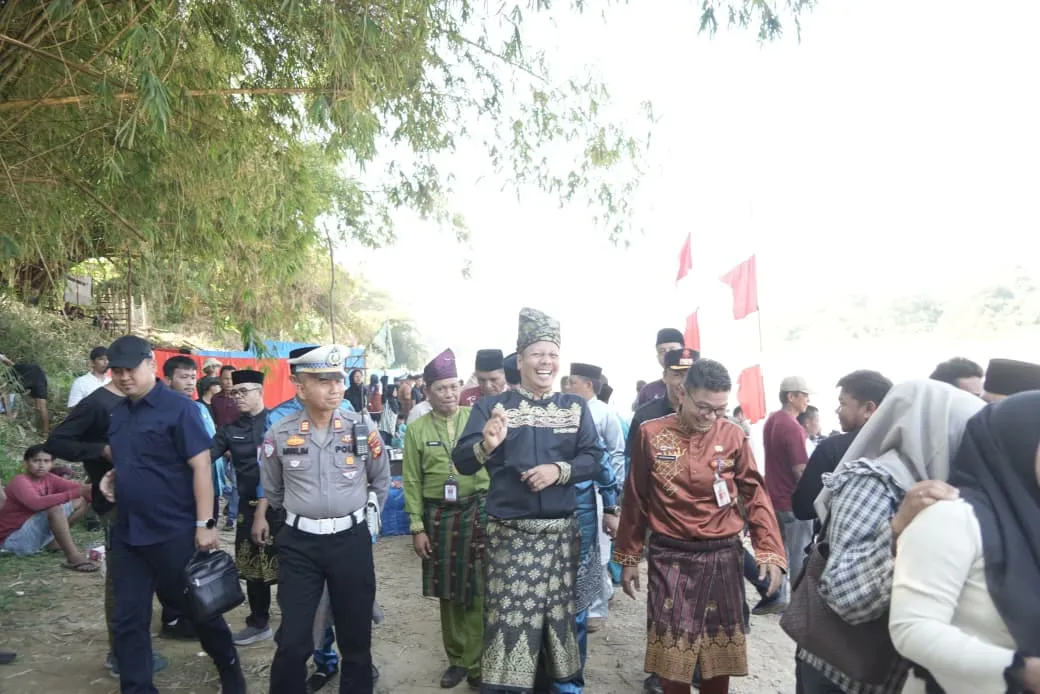 Ribuan Warga Tumpah Ruah! Muklisin Lepas Hilir Perdana Pacu Jalur Mini, Tepian Ronge Biru Bergemuruh