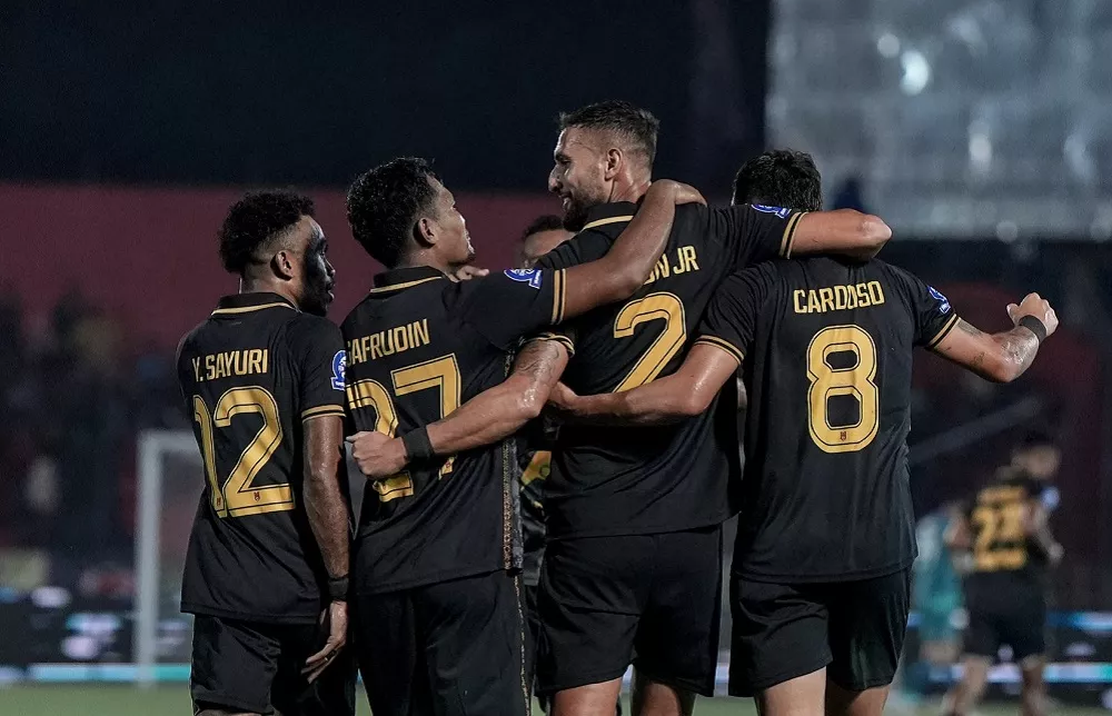 Banjir Drama di Agus Salim, Dua Gol Telat dan Kartu Merah, Semen Padang vs Malut United 2-2