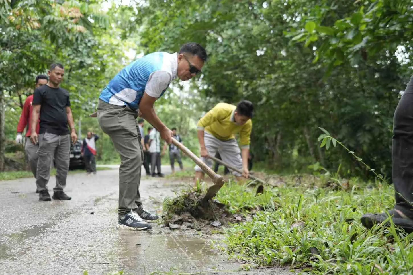 Tindak Lanjut Arahan Bupati, Pegawai Kominfo Kuansing Gelar Gotong Royong Bersih Lingkungan