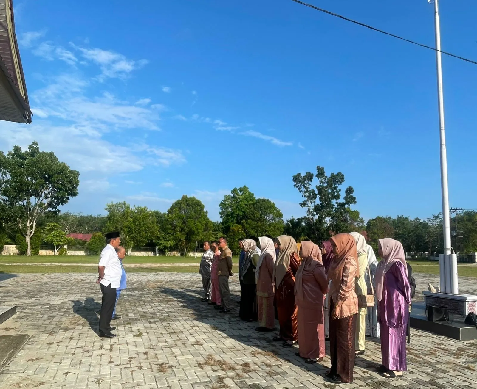Manfaatkan Momentum WFH, Camat Singingi Ajak Pegawai Gotong Royong Bersihkan Kantor