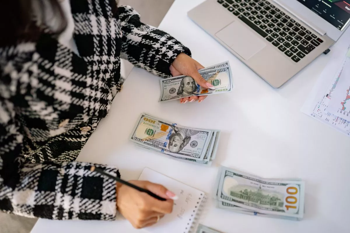 10 Ide Kerja Online Lewat Internet yang Menghasilkan Uang
