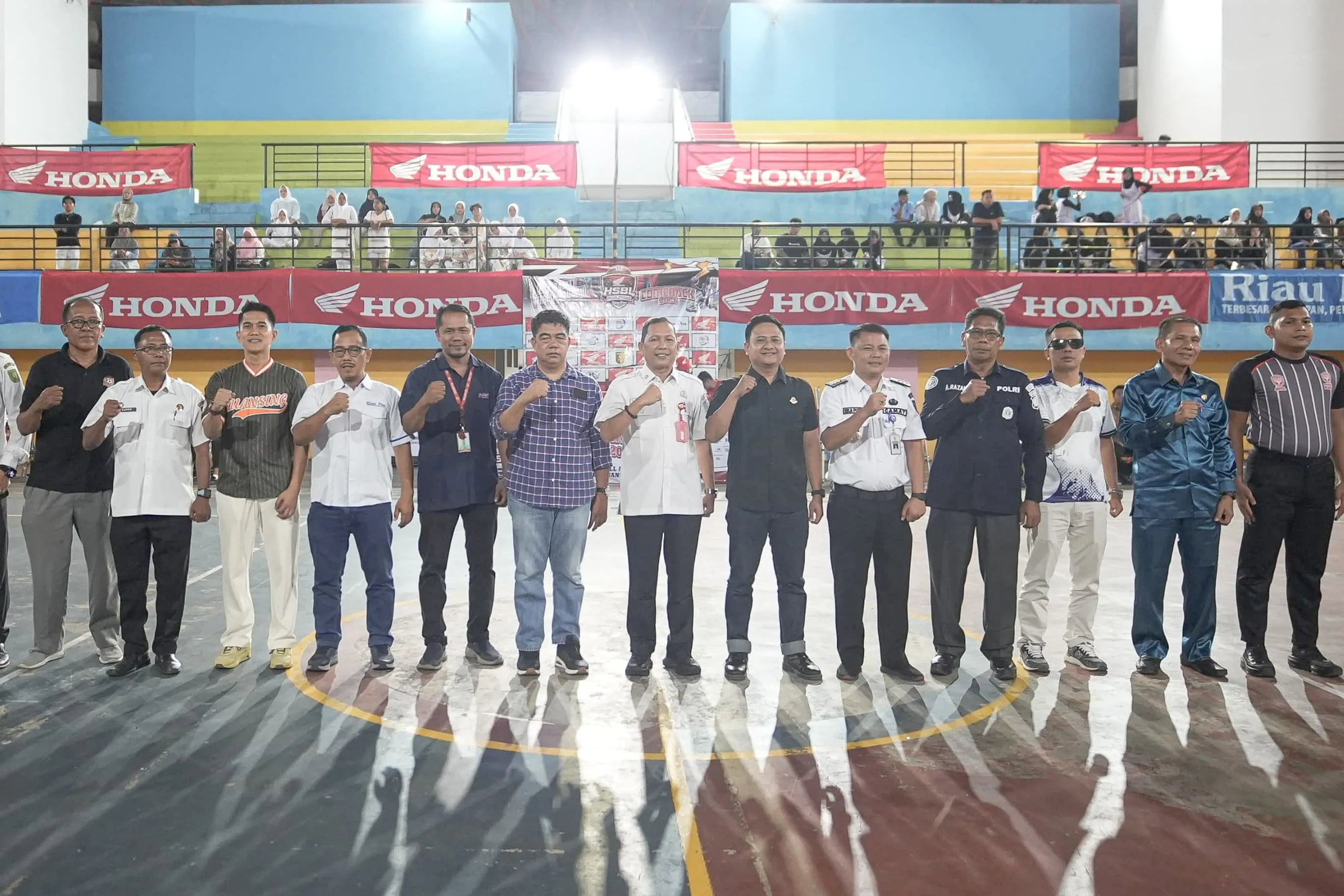 Dukung Pembinaan Generasi Muda, Asisten III Setda Kuansing Resmi Buka HSBL di Sport Center