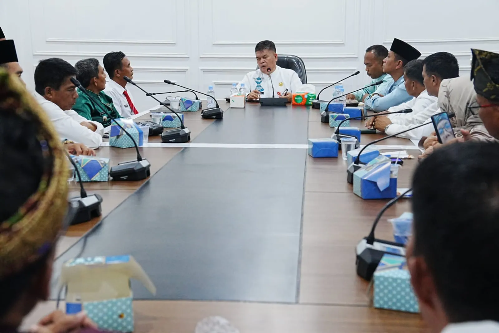 Pj Sekda Kuansing Pimpin Rakor Camat, Perkuat Sinergi Sukseskan HUT RI dan Pacu Jalur 2026