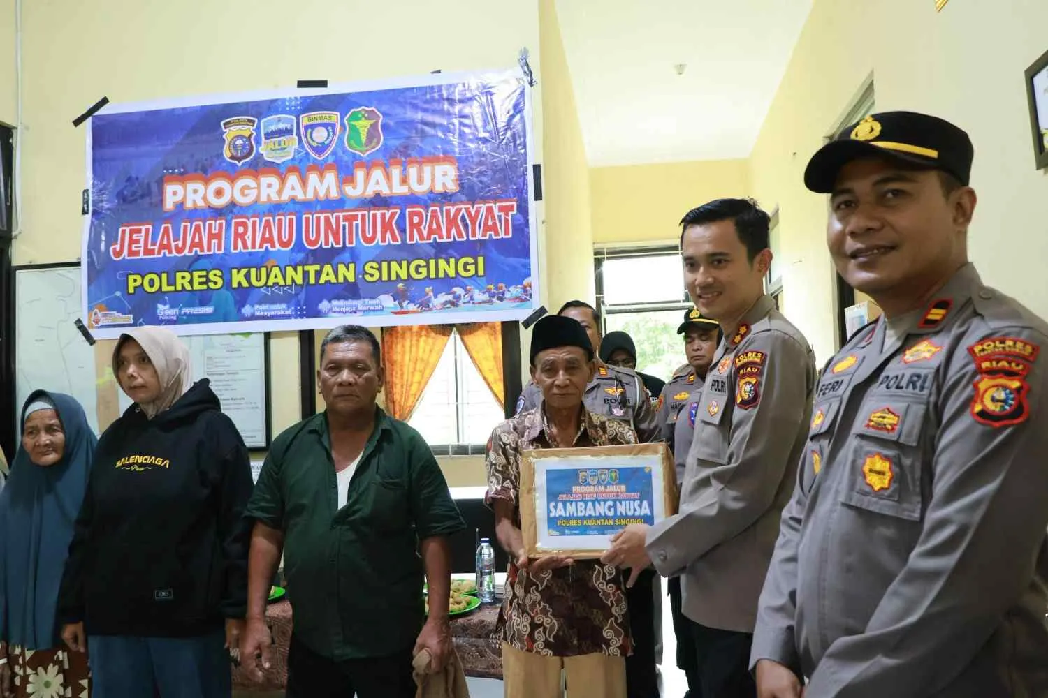 Program Jalur Jelajah Riau Untuk Rakyat, Polres Kuansing Berikan Pelayanan Kesehatan dan Bansos di Desa Pulau Jambu