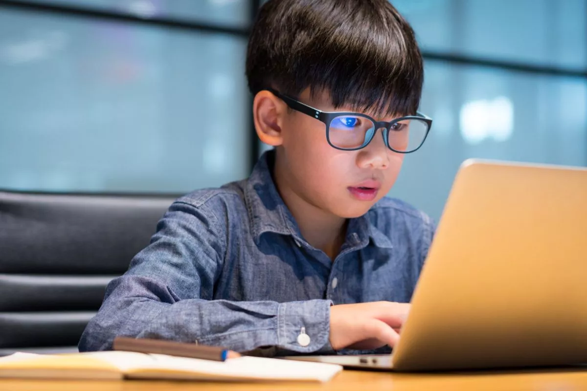 Pentingnya Kacamata Anti Radiasi untuk Kesehatan Mata Digital