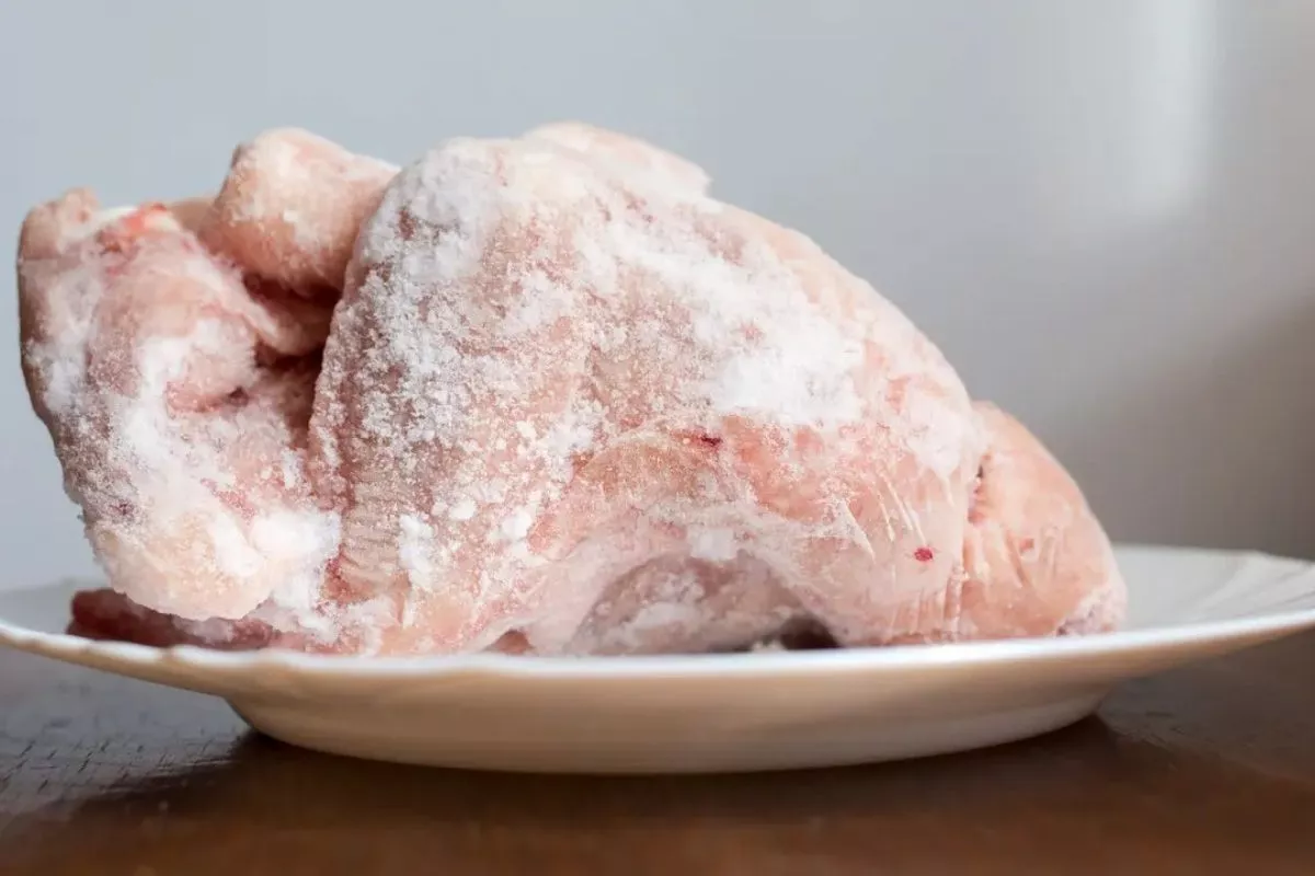 Cara Mencairkan Ayam Beku yang Cepat dan Higienis, Aman Konsumsi!