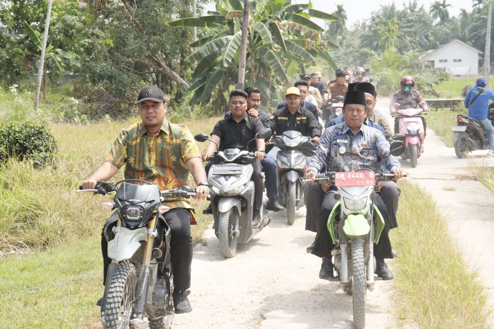 Bupati Inhu Tinjau Panen Raya Padi dan Uji Coba Combine Harvester di Kuala Cenaku