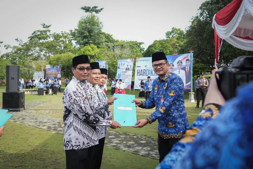 Sekda Kuansing Serahkan Penghargaan Hardiknas 2026 kepada Siswa Berprestasi