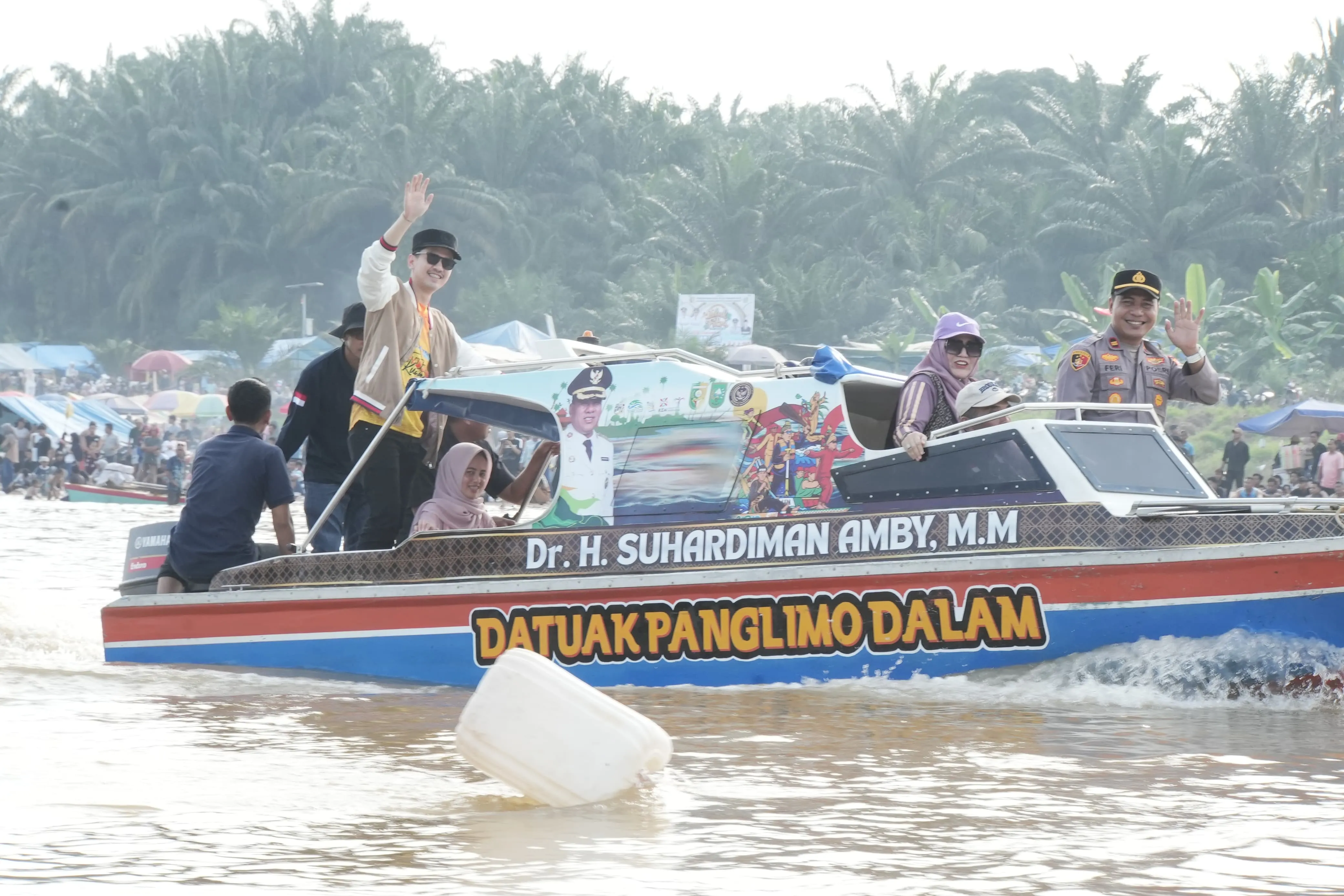 Pacu Jalur Pulau Panjang Meriahkan Lebaran, Ribuan Warga Padati Tepian Inuman