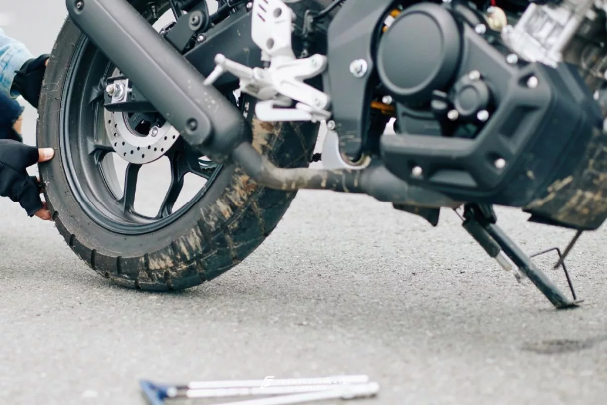 Pengaruh Velg Ompong dan Suspensi Rusak Terhadap Keausan Ban Motor 
