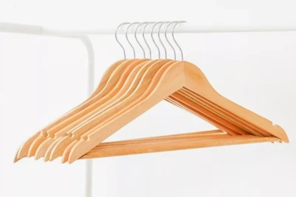 Kelebihan dan Kekurangan Hanger Kayu untuk Jas dan Mantel Berat